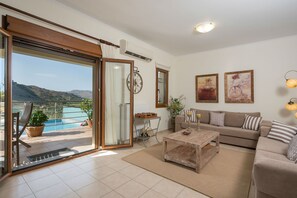 TV - Villa in Kournas Overlooking Giorgioupolis Bay (Chania)