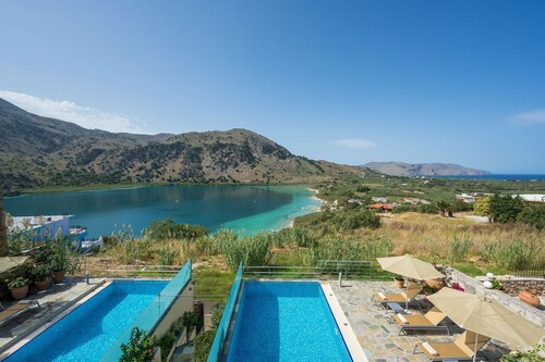 Villa with View to Lake & White Mountains