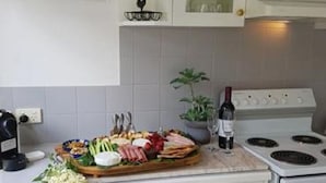 コーヒー / ティーメーカー、冷蔵庫、電子レンジ、食器洗い機