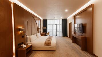 Executive Room | In-room safe, desk, blackout drapes, soundproofing