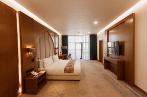 Executive Room | In-room safe, desk, blackout drapes, soundproofing