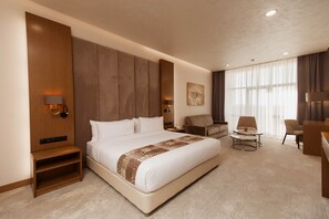 Caja de seguridad en la habitación, escritorio y cortinas blackout 