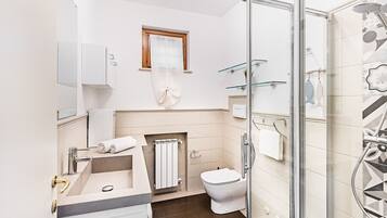 Dusche, Haartrockner, Handtücher, Seife