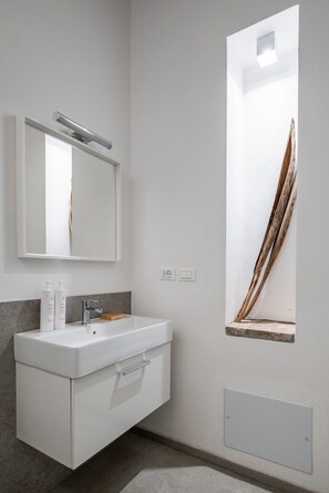 Doccia, asciugacapelli, bidet, asciugamani