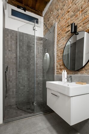 Shower, hair dryer, bidet, towels - San Michele Apartments - Lapis by Wonderful Italy (Bologna)