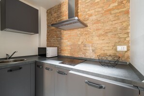Fridge, microwave, coffee/tea maker, electric kettle - San Michele Apartments - Lapis by Wonderful Italy (Bologna)
