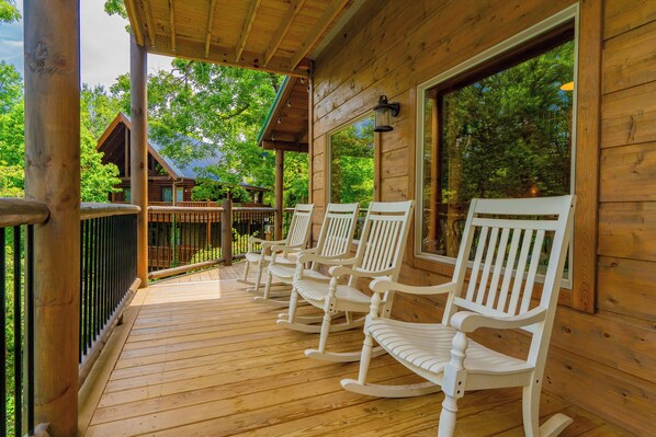 Terrace/patio - Alpine Splash: INDOOR POOL, Movie Room, Games, Hot tub, Wifi, near Attractions! (Pigeon Forge)