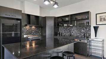 Frigorifero, microonde, forno, piano cottura