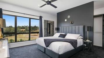 2 bedrooms, desk, WiFi, bed sheets