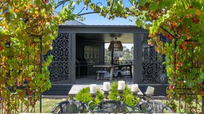 Outdoor dining - Campania Casa at Meeniyan (Meeniyan)