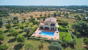 An aerial view of a house with a swimming pool, surrounded by greenery and trees. - Fandango  Stunning Finca near Cala Dor with Large Garden and Private Pool, A/C (balearic islands)