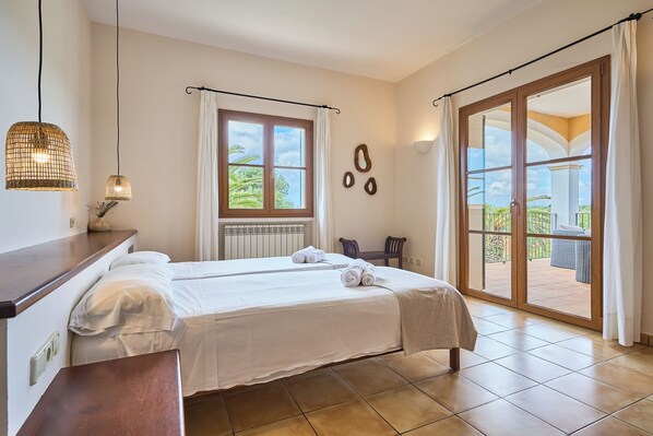 6 slaapkamers, een kluis op de kamer, een strijkplank/strijkijzer