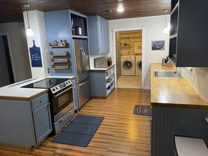 Fridge, microwave, oven, stovetop - Waterfront Family Lake House with Gameroom (Huntsville)