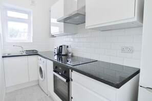 Basic Studio | Private kitchen | Microwave, electric kettle, cookware/dishes/utensils - Studio Apartment In Euston (London)