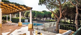 Spacious villa with pool in Praia Verde walking distance to beach with free wifi