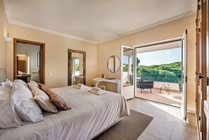 5 عدّة غرف نوم ومكواة/لوح كي وواي فاي مجانًا وملاءات أسرّة