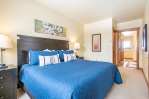 2 عدّة غرف نوم ومكواة/لوح كي وواي فاي مجانًا وملاءات أسرّة