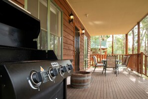 Outdoor dining - "Pinnacle Retreat" hosted by Halls Gap Accommodation (Halls Gap)