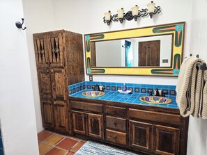 Badewanne, Haartrockner, Handtücher