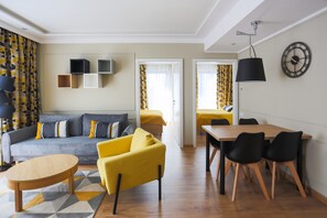 家庭公寓 | 起居区 | 40-英寸纯平电视 （配备数码频道）、电视