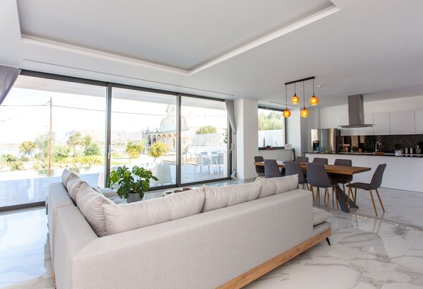 Älytelevisio, takka, työhuone, tulostin