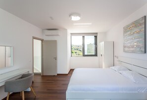 4 slaapkamers, een bureau, een strijkplank/strijkijzer, reisbedje