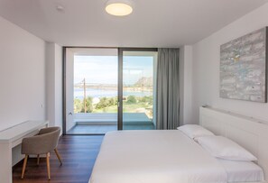 4 makuuhuonetta, työpöytä, silitysrauta/-lauta, vauvan matkasänky