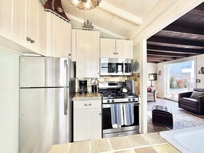 冷蔵庫、電子レンジ、オーブン、コンロ