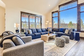 TV, peis og kontorer