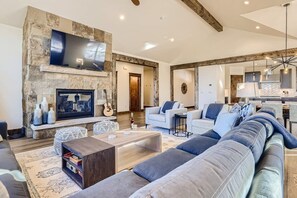 TV, peis og kontorer