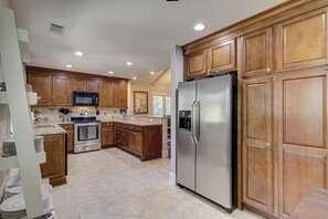 Refrigerador, microondas, horno y parrilla de estufa 