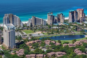 Un paisaje urbano costero con hoteles de gran altura, un puerto deportivo y zonas residenciales.
