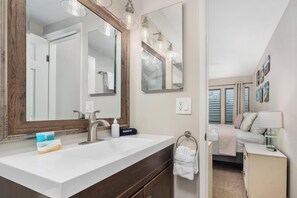 Hair dryer, towels - Oceanfront Sea Village #3212 retreat with stunning views and open living spaces (Kailua-Kona)