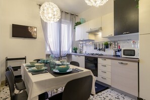 Frigorifero, microonde, forno, piano cottura