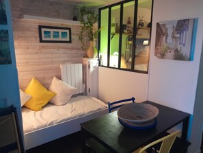 2 bedrooms, iron/ironing board, bed sheets