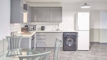 Kjøleskap, mikrobølgeovn, ovn og kokeplater