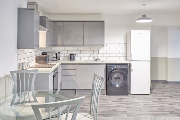 Kjøleskap, mikrobølgeovn, ovn og kokeplater