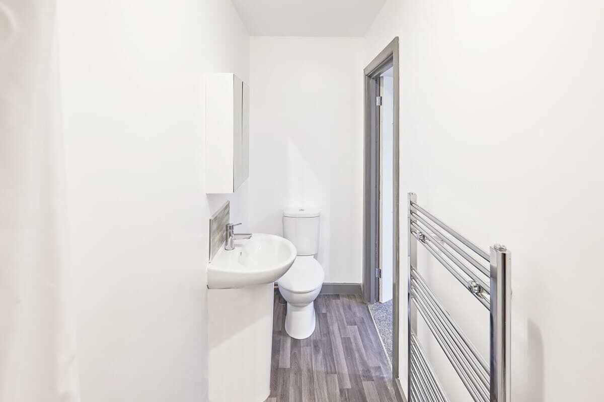 Dusj, håndklær og sjampo