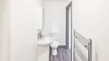 Dusj, håndklær og sjampo