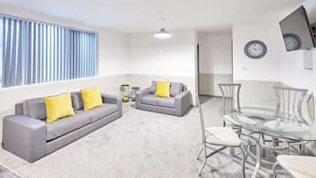 Flatskjerm-TV og kontorer