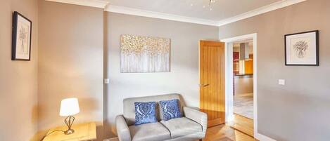 Televisie, een open haard, boeken en een kantoor