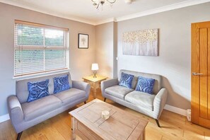 تلفزيون، مدفأة، كُتُب، مكتب