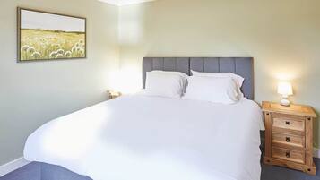 4 bedrooms, desk, iron/ironing board, WiFi