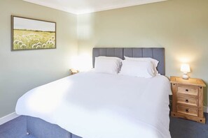 4 bedrooms, desk, iron/ironing board, WiFi