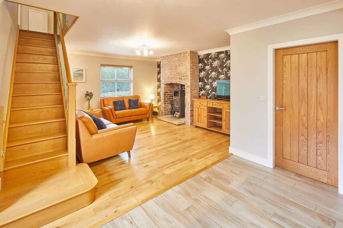 Una televisión, una chimenea, libros, una oficina