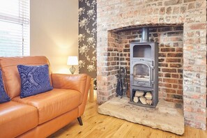 Fernseher, Kamin, Bücher