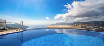 Stunning view, 5 bedrooms luxury villa