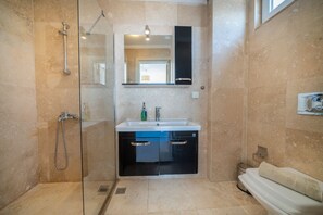 Douche, baignoire Ă jets, sĂšche-cheveux, serviettes fournies