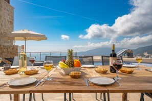 تناول الطعام بالخارج