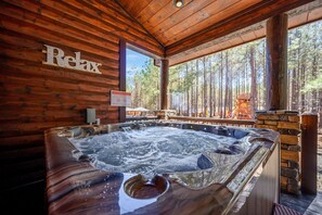 Indoor spa tub - Liquid Therapy Lodge & Broken Bow Cabins (Broken Bow)